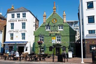 Quayside Home with a Seperate Entertainment Room & Beach Hut - 9
