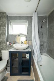 3-Bedroom Contractor House near i54 Business Park & M54 - 6