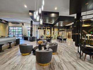 Modern 1BR Pool Patio Sleeps 5 - 9