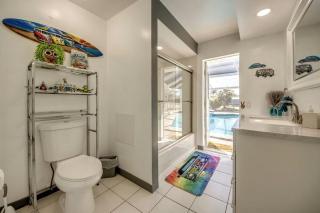 Walk to Yacht Club Beach, Pool, Spa & Gulf Access Waterfront Escape - Cozy Corner - Roelens - 2