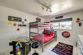 Walk to Yacht Club Beach, Pool, Spa & Gulf Access Waterfront Escape - Cozy Corner - Roelens - 6