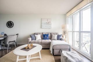 Bird's Eye View of the Lake 1 Bedroom & Den Condo in Downtown Toronto - 3