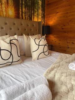 Otter 1 - Private Hot Tub - Bali Inspired Lodge - Bath - Longleat - Wiltshire - 6