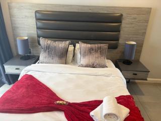 Seven On Middle - Gym Pool WiFi Central to Sandton - 7