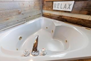 Tranquil Cabin with Jacuzzi, Porch Swing, and Mountain Views! Cabin 3 - 5