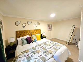 Stylish & Spacious 4 Bedroom House - 1