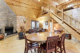 3 Mi to Dtwn! Nature-Filled Eureka Springs Cabin - 4