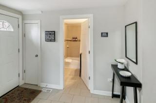 Modern Apt in DT Libertyville near Naval Base - 2