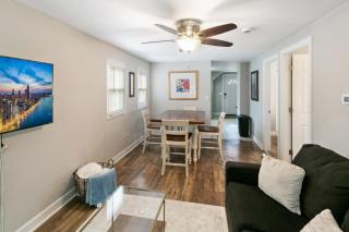 Modern Apt in DT Libertyville near Naval Base - 8