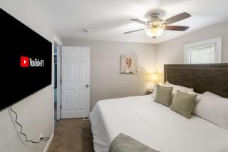 Modern Apt in DT Libertyville near Naval Base - 1