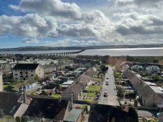Prime Dundee West End 3BR Apartment, Stunning River Views, Sleeps 6 - 3