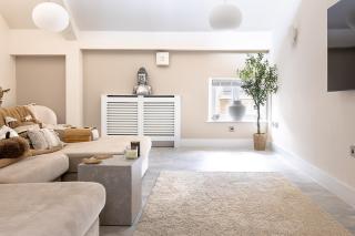 Lux Two Bedroom Home & Terrace in Stamford Centre - 0