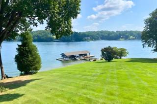 Lakefront Moneta Home with Kayaks and Dock - 9