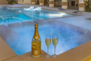 vegas saltwater, a luxury pool villa with 5BR, Spa, wet deck on a half acre lot - Las Vegas - 1