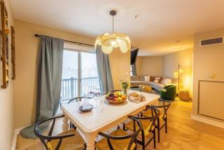 Lux Stay USA Ballhooter Vista Ski-InOut Hot Tub - Snowshoe - 3