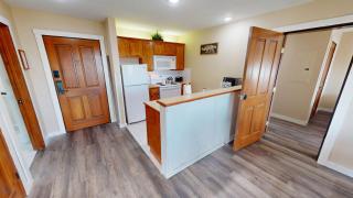 Lux Stay USA Ballhooter Twin Gables Ski-InOut Hot Tub - 2