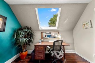 Walk to Street Car! Historic Midcentury Apartment near Plaza & Westport - 9