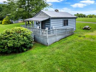Cozy Cabin Hideaway - The Schoolhouse Cabin - Cabin 9 - 3