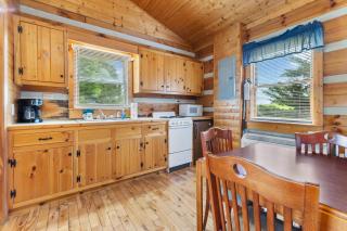 Parkway Lodge with Jacuzzi and Mountain Views! Cabin 11 - 2