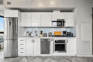 Luxe Modern Escape Tower Views - 9