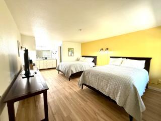 Eureka Vibes Walk to Downtown Trolley - 0