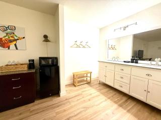 Eureka Vibes Walk to Downtown Trolley - 3