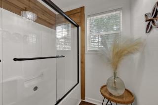 Poplar Place Mod with Hot Tub - 1 mi to Main Street - 5