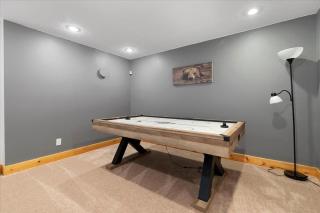 Stunning Mountain Retreat! Packed with Fun! Air Hockey Table! - Two Sisters Chalet - 7