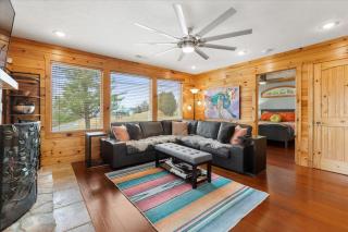 Stunning Mountain Retreat! Packed with Fun! Air Hockey Table! - Two Sisters Chalet - 3
