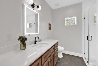 The Grove E with Hot Tub & King Bed - 2 blks to Main - 6