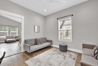 The Grove E with Hot Tub & King Bed - 2 blks to Main - 1