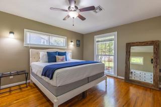 Downtown Bliss: Hot Tub - 4