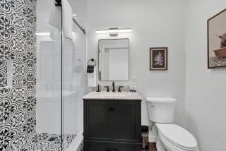 Evergreen Escape w/Hot-tub 5 Min to Downtown! - 7