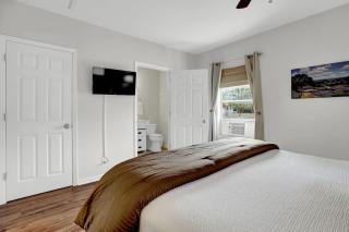 Gorgeous Bluebonnet House with Deck and Fire Pit - 8