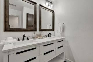 Eclectic Fun Haus with Hot Tub - 3 Min Drive to Main - 7