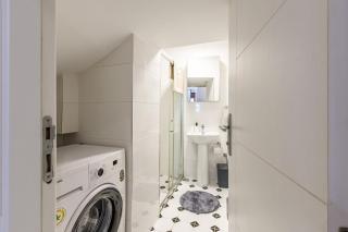 Private Building w Terrace Walk to Taksim & 6 Guests - 9