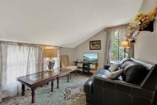 East Suite in Gillespie House -Steps to Main Street! - 4