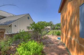Rojo-Charming unit walking distance to Main St! - 1