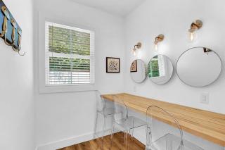 Luxury Combo Walk to Main with 2 Hot-Tubs - 9