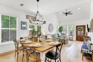 Luxury Combo Walk to Main with 2 Hot-Tubs - 7