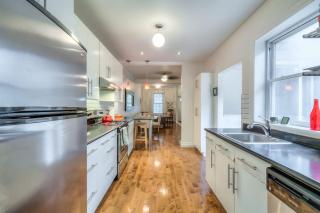 Cozy 3BR Home with 2 Kitchens plus Backyard in Leslieville - 8