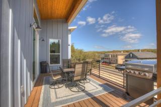 Stunning Lake Home with Pool-Beach-Gym-Boat Access - Point Venture - 3