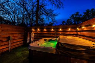 Bluebonnet Waterfront Cottage with Hot Tub - Morris Ranch - 2