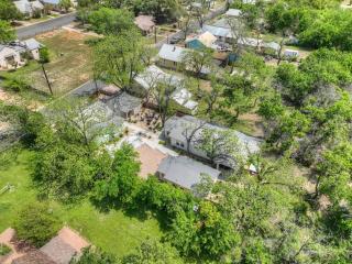 The Grove D with Hot Tub & King Beds - Walk to Main - 2