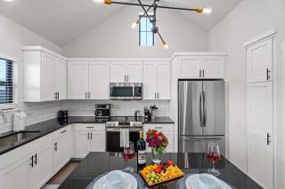 Ricky's Roost with Hot Tub - 3