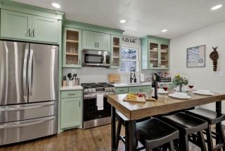 Southern Charm - Near Main With Hot Tub - 4