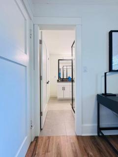 Deluxe Queen Room Private Ensuite Vancouver West - 1