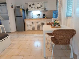 Punta Poppy beach Apt 3 minutes walk Oasis Hotel - 2