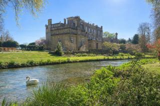 Cosy Riverside Hideaway - 5