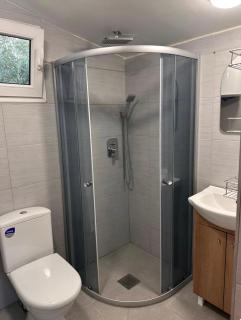 Domek nad jeziorem z własnym pomostem - 8